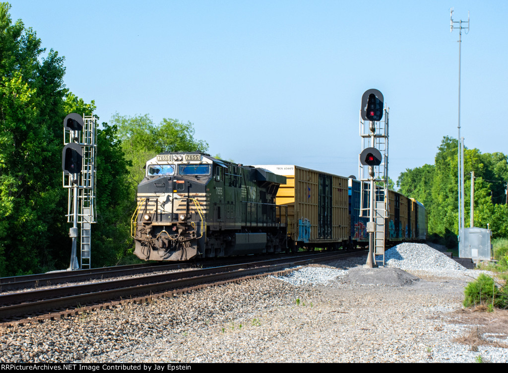 172 enters the siding at South Roddy